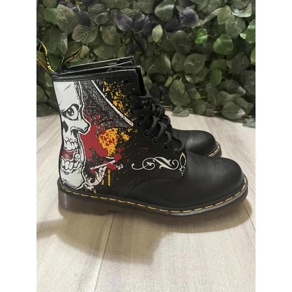 NWOT Dr. Martens Bold Skull Graphic Boots sz 8 - Picture 1 of 8